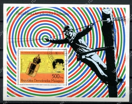 Мадагаскар 1976 г. • 500 fr. • Космические спутники связи • блок • Used(ФГ) OG NH VF
