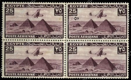 Египет 1941-1943 гг. • SC# C36 • 25 m. • Самолет над пирамидами • разновидность "лишнее облако" • авиапочта • кв. блок • MNH OG VF 
