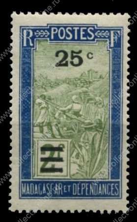 Мадагаскар 1932 г. • Iv# 188 • 25 c. на 2 fr. • осн. выпуск • путешественник в кресле-носилках • надпечатка нов. номинала • MNH OG F-VF