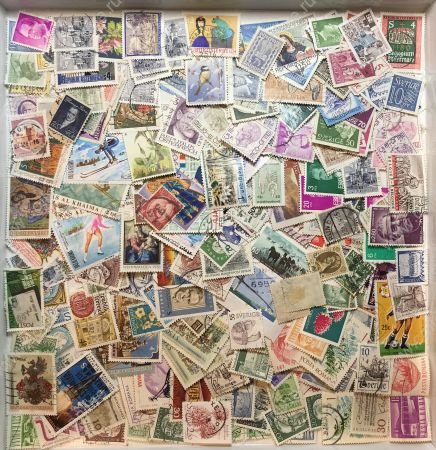 250 старых и старинных марок из коробки • Used F-VF