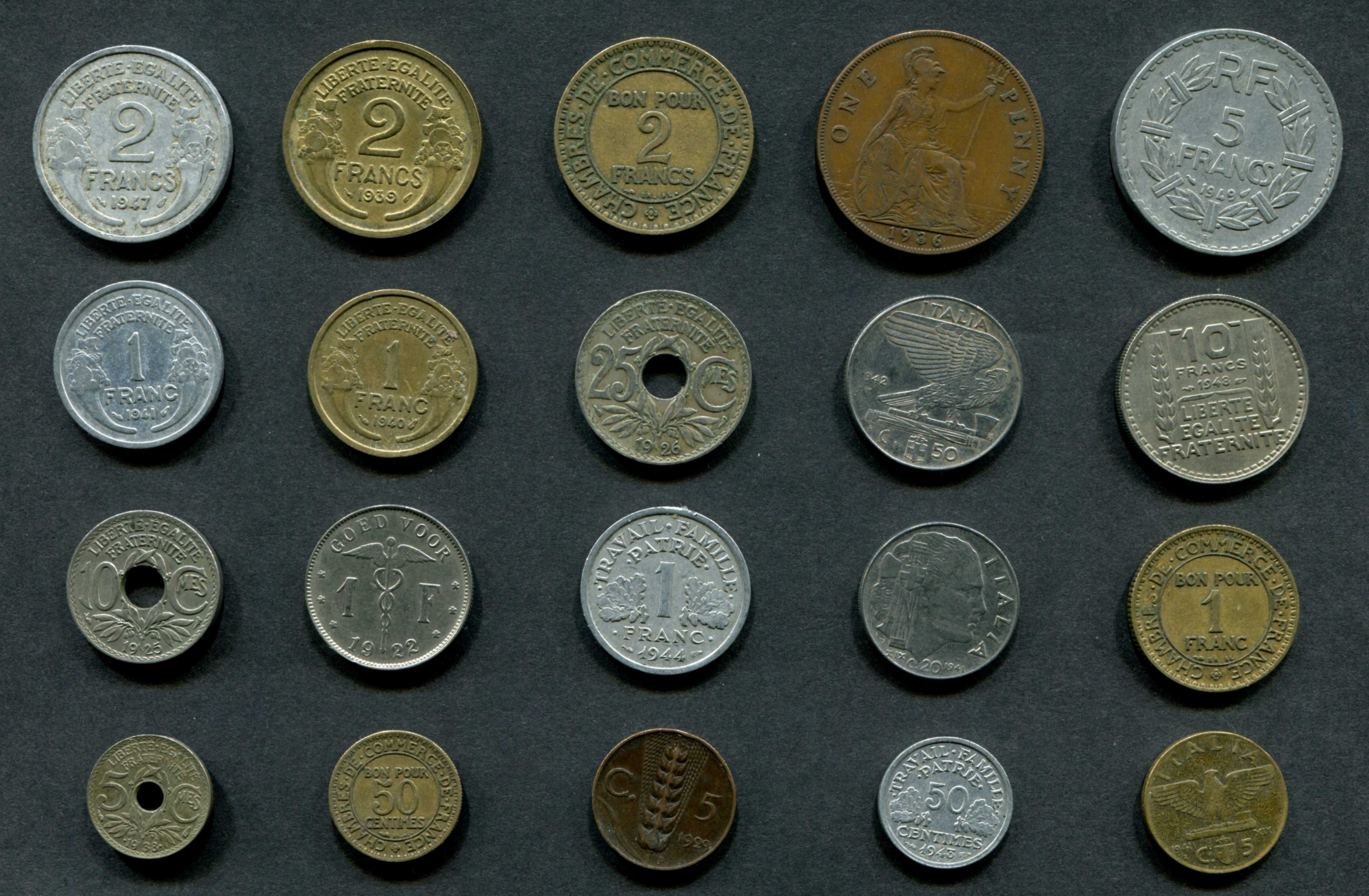Коллекционер монет интернет. Старые европейские монеты. Коллекционер старинных монет. Набор старинных монет. Старые монеты для коллекционеров.