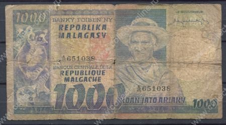 Мадагаскар 1974 г. • P# 65 • 1000 франков • старик и лемур • регулярный выпуск • VG-