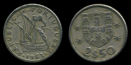 Португалия 1963 г. • KM# 590 • 2 ½ эскудо • каравелла Колумба • регулярный выпуск(первый год) • XF+ ( кат. - $20+ )
