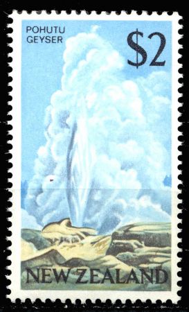 Новая Зеландия 1967-1970 гг. • Gb# 879 • $2 • нов. валюта, 2-й осн. выпуск • гейзер • MNH OG XF ( кат. - £15 )